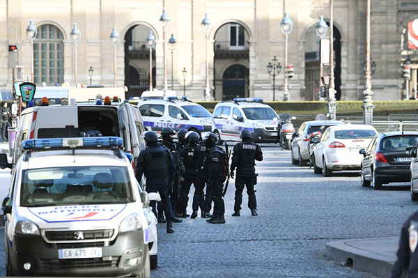Tentative de violence au Louvre
